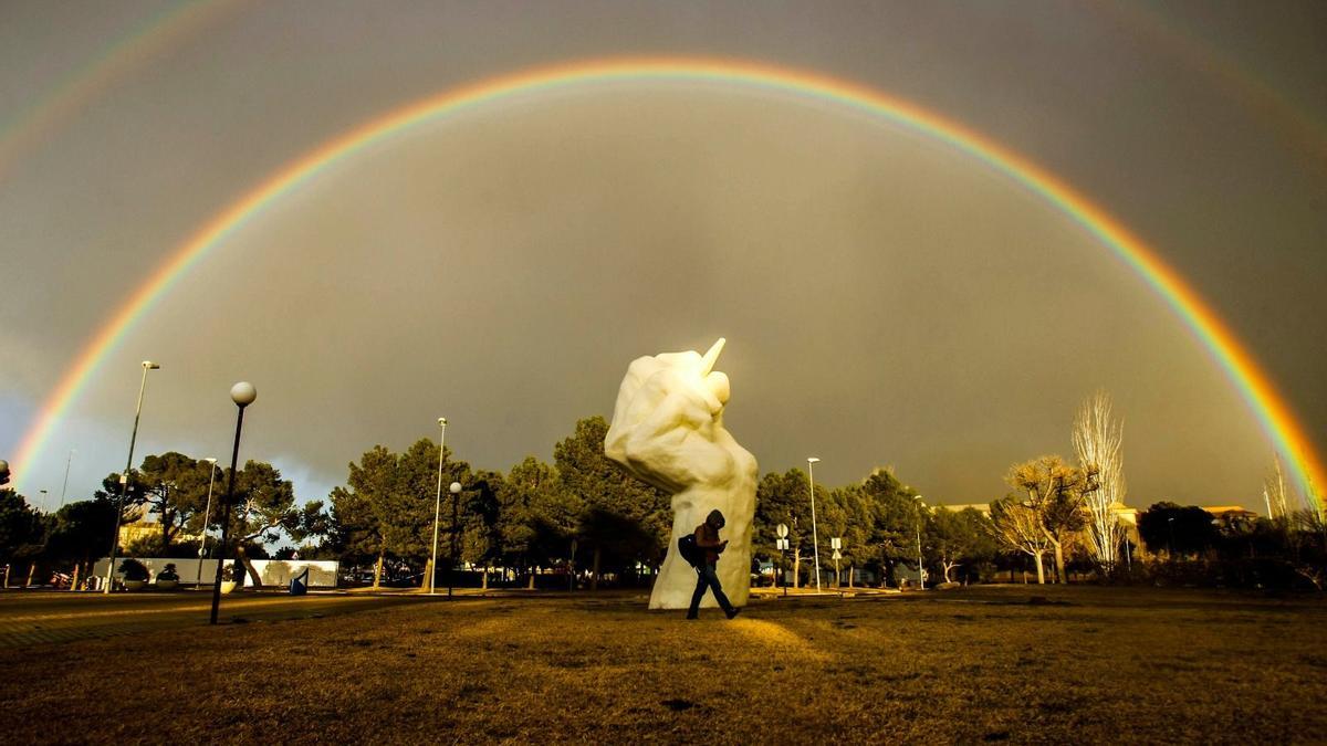 La mano de Azorín, símbolo de la UA, en una imagen de este invierno.