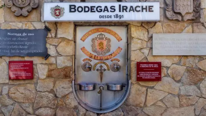 La parada definitiva del Camino de Santiago Francés: una fuente de vino gratis