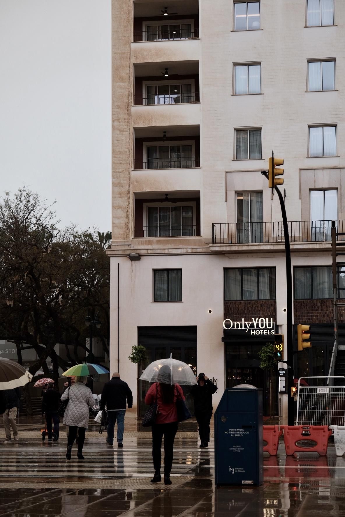 El barro cubre las calles y edificios de Málaga