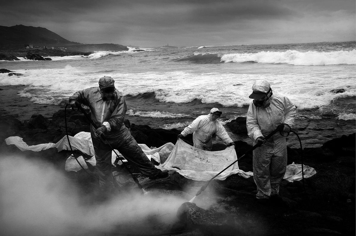 Labores de limpieza tras el desastre del ‘Prestige’ en 2003. |