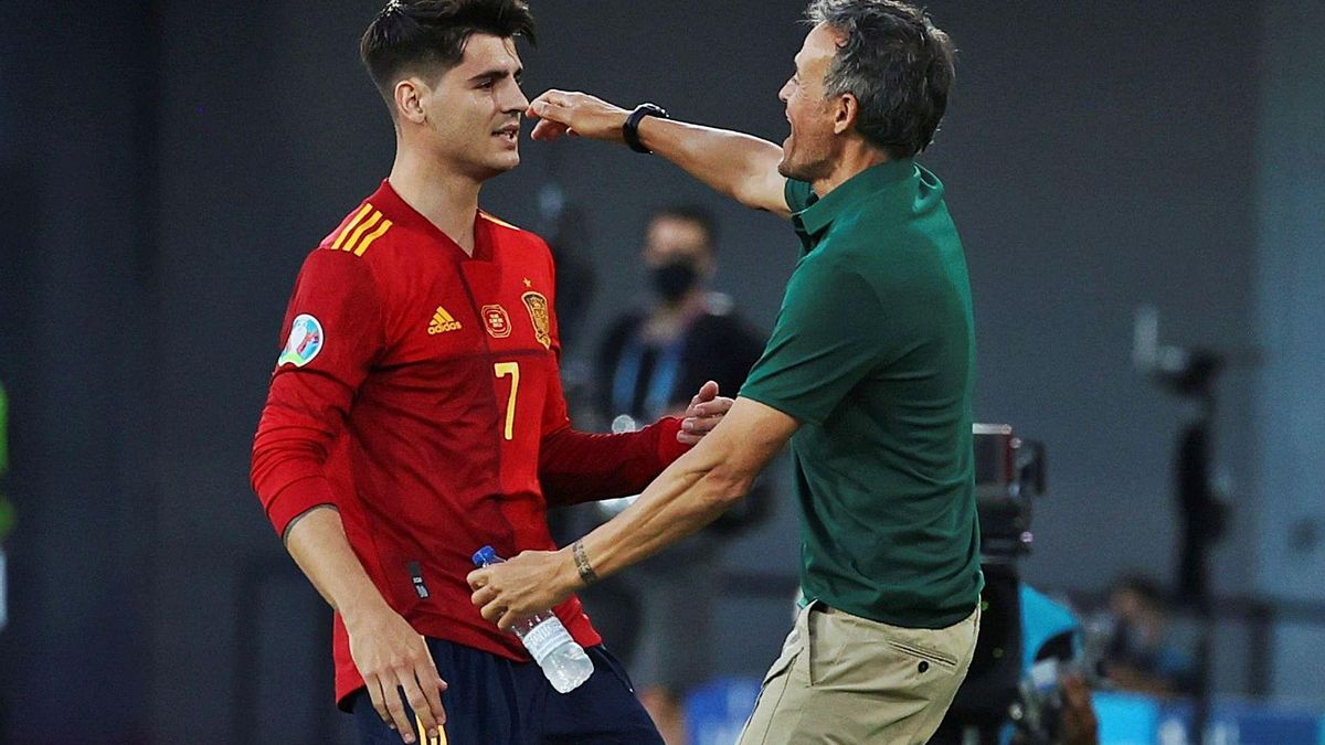 Morata se abraza con Luis Enrique tras el gol de la selección española. |  // EFE