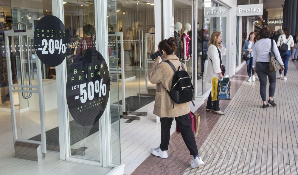 El Black Friday colapsa el centro de Alicante