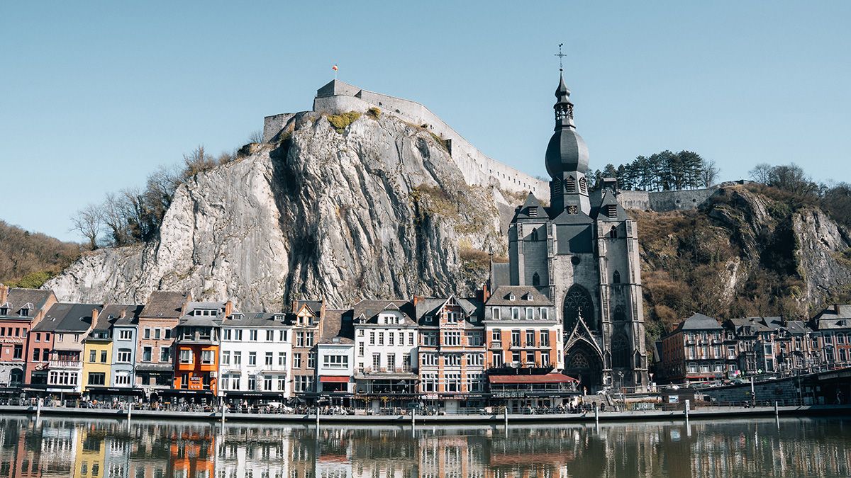 La ciudad de Dinant a orillas del río Mosa