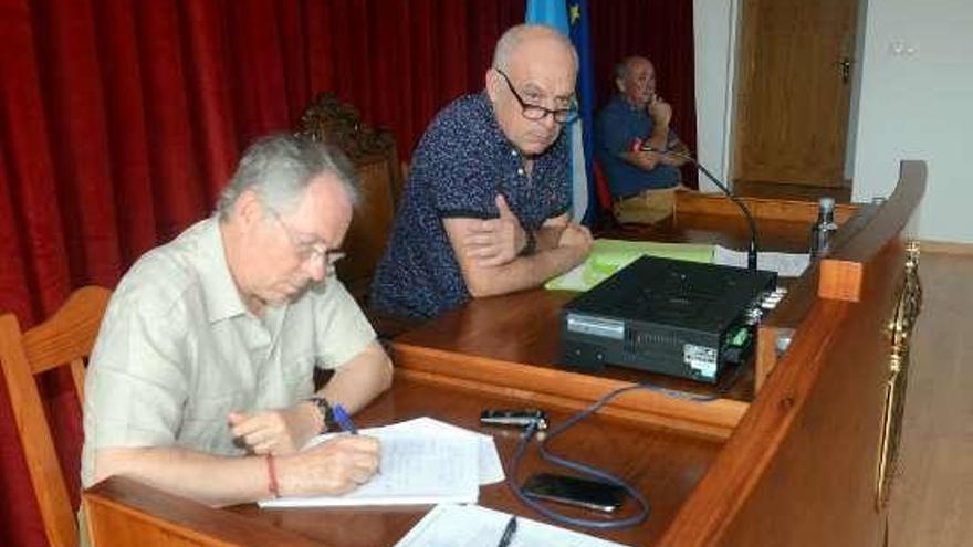 Un momento del pleno desarrollado en Catoira. // I. Abella