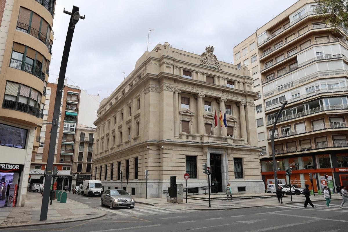 Fachada principal de la sede del Banco de España en Murcia, ubicada en la Gran Vía de la capital, este jueves.