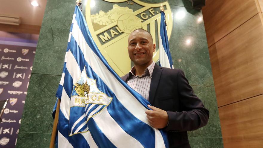 Gato Romero, con la bandera del Málaga.