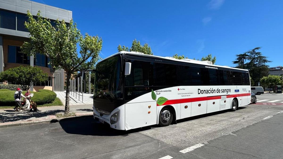 El autobús de donación de sangre, esta semana frente al Ayuntamiento de Castrillón.