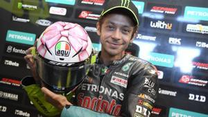 Valentino Rossi muestra el casco con el que corre el GP de San Marino, un regalo con lazo rosa, dedicado a la hija que va a nacer.
