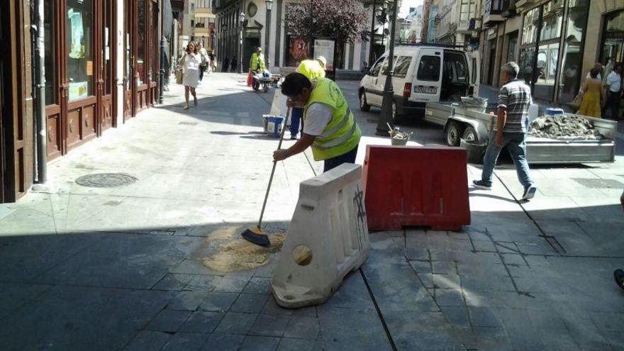 La calle Renova de Zamora, cortada al tráfico por la reparación de adoquines