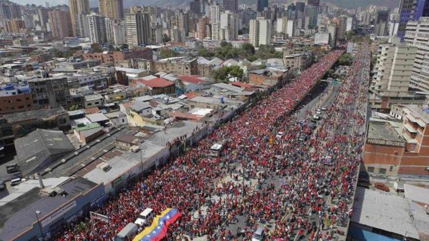 Marea roja en el centro de Caracas para acompañar el féretro con los restos de Chávez a la capilla ardiente.  // Reuters