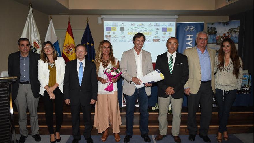 Isabel Fernández y José Ponce flanqueados por Miguel Ángel Domínguez, presidente de la Escudería Maspalomas, y el concejal Roberto Martel.