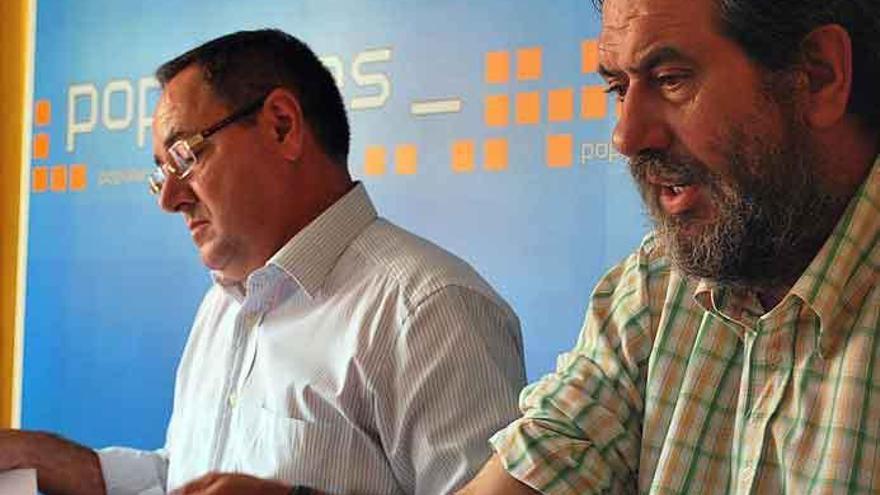 Manuel Vega (izquierda) y Juan Dúo (derecha), en la sede del PP.