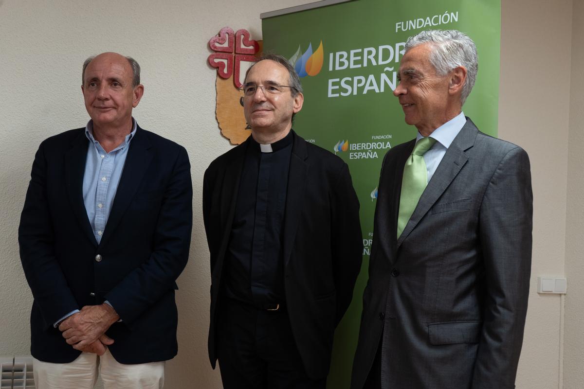 El director de Fundación Iberdrola, el delegado de Cáritas Diocesana y el presidente de la Fundación Iberdrola
