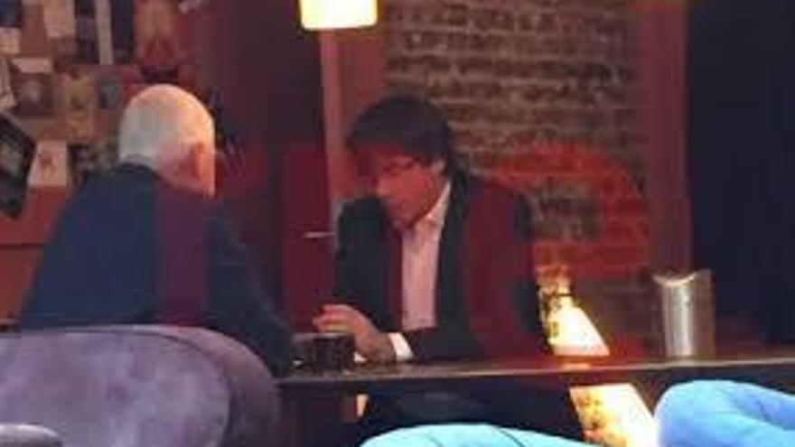 Puigdemont en una cafetería de Bruselas a la hora en que los miembros de su antiguo Gobierno comparecían en la Audiencia. // RNE