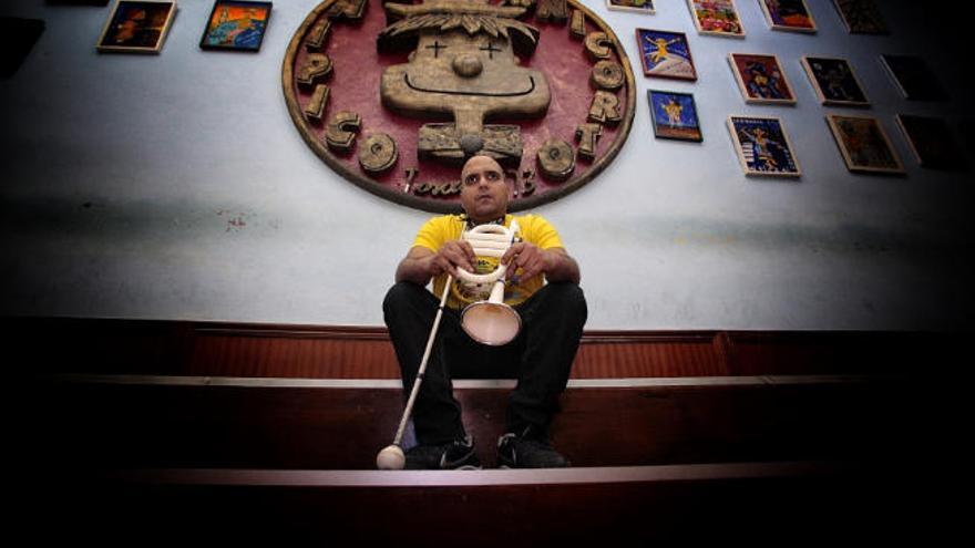 José Domínguez en la tarima de Ni Pico Ni Corto.