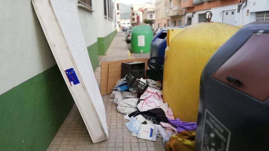 1.000 € de multa en Villalonga por dejar trastos fuera del contenedor
