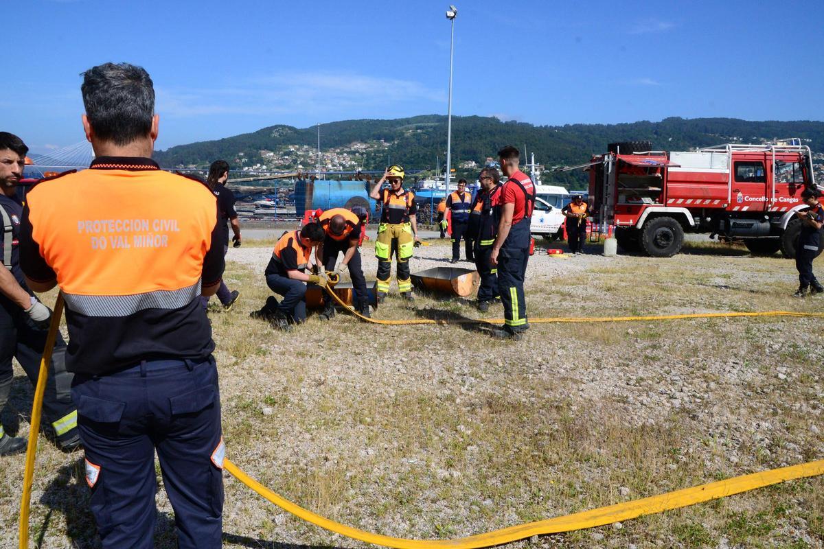 Voluntarios de Protección Civil de toda Galicia se forman contra el fuego en Domaio Voluntarios de Protección Civil de toda Galicia se forman contra el fuego en Domaio