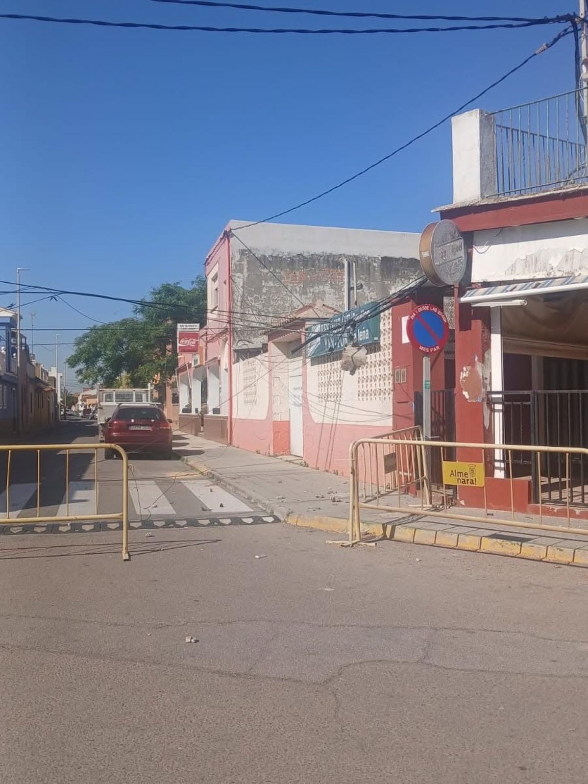 La policía ha tenido que cortar la calle al tráfico.