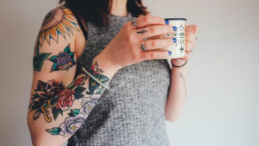 Els tatuatges en colors grocs, blau clar i blanc són els més difícils d&#039;eliminar mitjançant làser