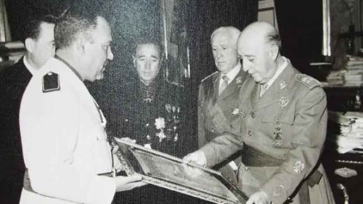 Francisco Franco (d), recibiendo el reconocimiento.
