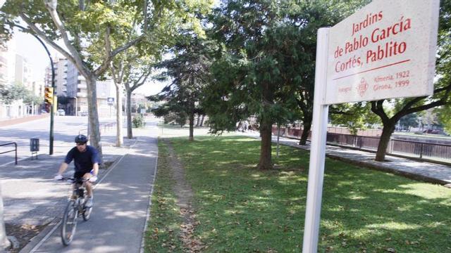 Un ciclista passa pel carril bici dels jardins d'en Pablito