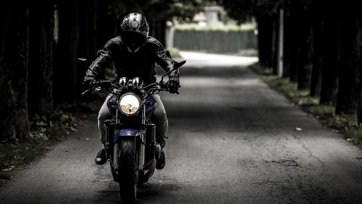 Un motociclista conduce en la carretera