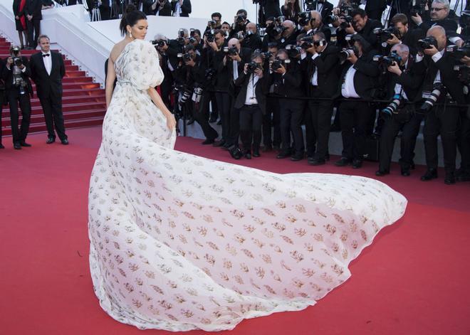 Kendall Jenner vestida de Giambattista Valli Couture en Cannes