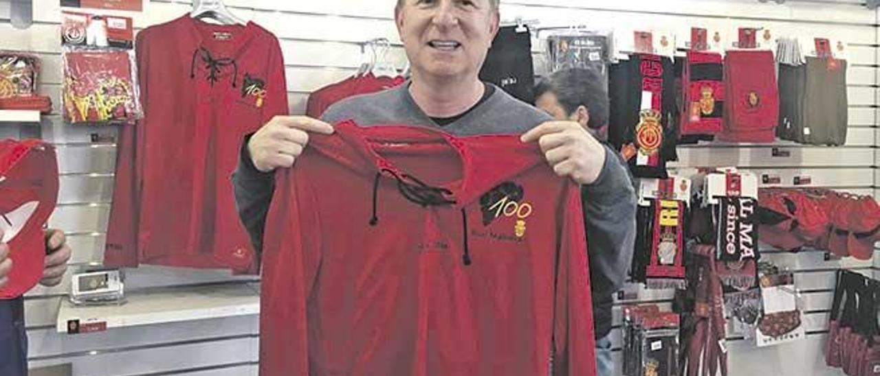 Robert Sarver exhibe la camiseta del Centenario en una de sus visitas a Mallorca.