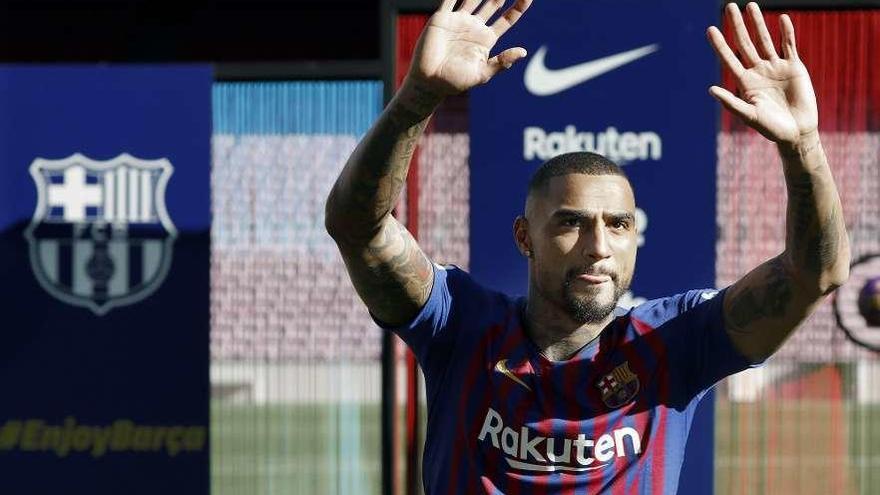 Boateng saluda en su presentación como jugador del Barcelona. // Efe