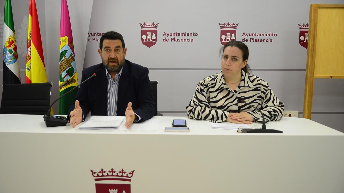 El portavoz del PSOE de Plasencia, que ha denunciado la morosidad municipal y la edil Cristina Corral.