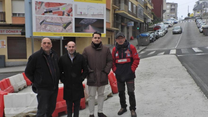 Armando Ojea y Jácome con uno de sus asesores y el presidente vecinal de la zona.  |  // FERNANDO CASANOVA