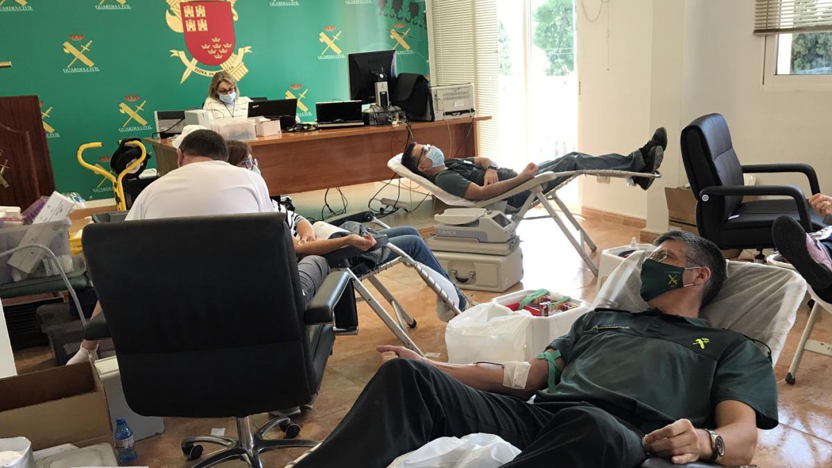 Medio centenar de guardias civiles donan sangre