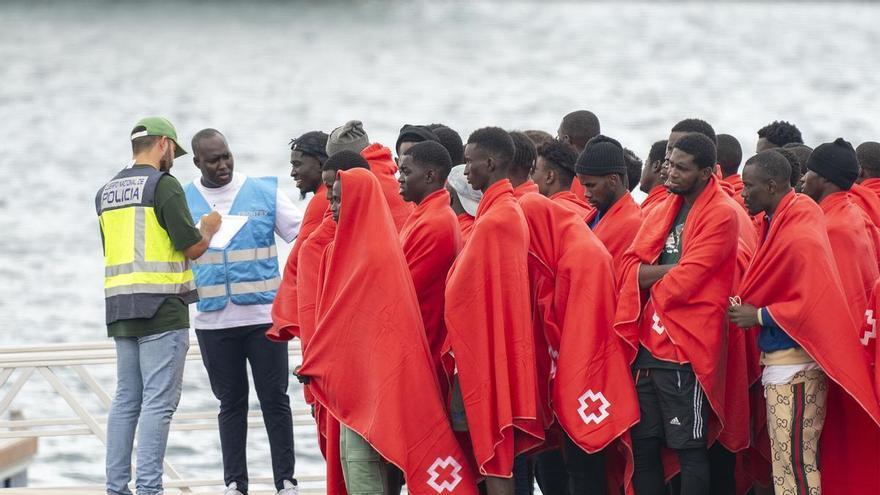 El triple de agentes, búsqueda activa de deportaciones y apertura de centros en terceros países: la UE busca endurecer su modelo migratorio