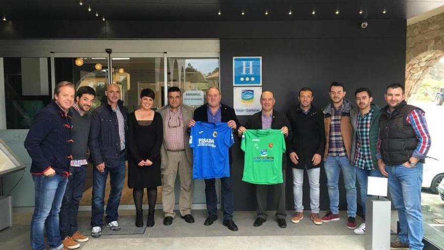 Representantes del Llanes y del Urraca, ayer, en los momentos previos a la comida de confraternización.