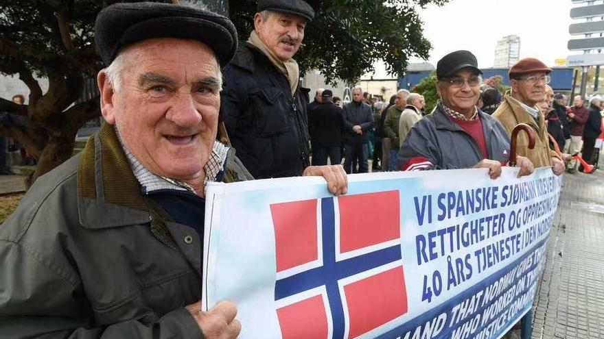 Los exmarinos gallegos en Noruega exigen en la calle sus pensiones