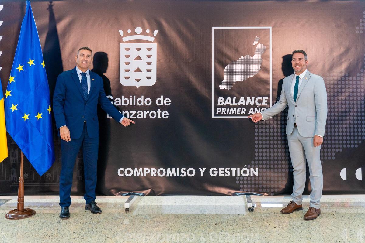 Oswaldo Betancort (i) y Jacobo Medina realizan el balance del primer año de gobierno en el Cabildo de Lanzarote