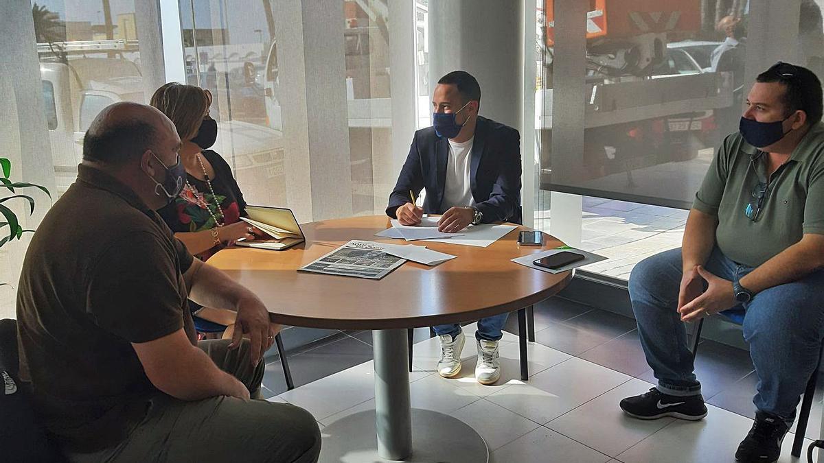 Un instante de la reunión del edil de Turismo con la asociación de comerciantes y hosteleros.