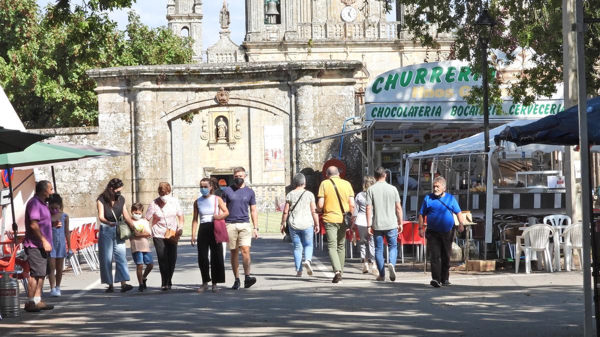 Puestos en el exterior del templo y algunos de los visitantes, este lunes. // F. CASANOVA