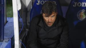 Cacique Medina, exentrenador del Granada, en el banquillo del Coliseum de Getafe.