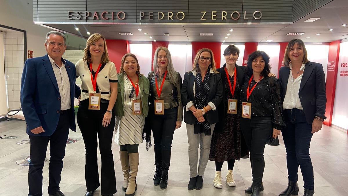 Representantes del PSOE de Zaragoza este sábado, en la sede del partido en la calle Ferraz de Madrid.