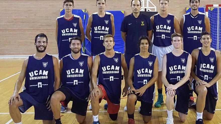 Jugadores de los equipos júnior y de EBA que iniciaron ayer los entrenamientos.