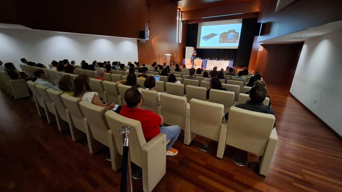 Un momento de las jornadas sobre IA y sostinibilidad en la educación del Cefire en la UA.