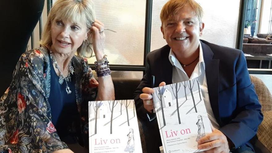 Olivia Newton-John i il·lustrador Ignasi Blanch