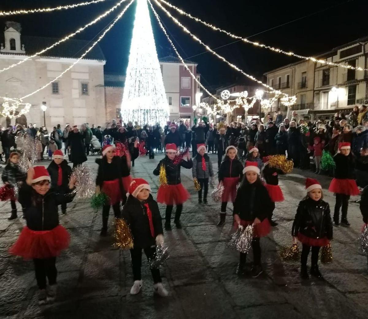 Actuación infantil tras el encendido de las luces. | M. J. C.