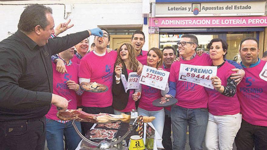 Trabajadores de la administración de San Pedro de Pinatar celebran la entrega de varios premios.