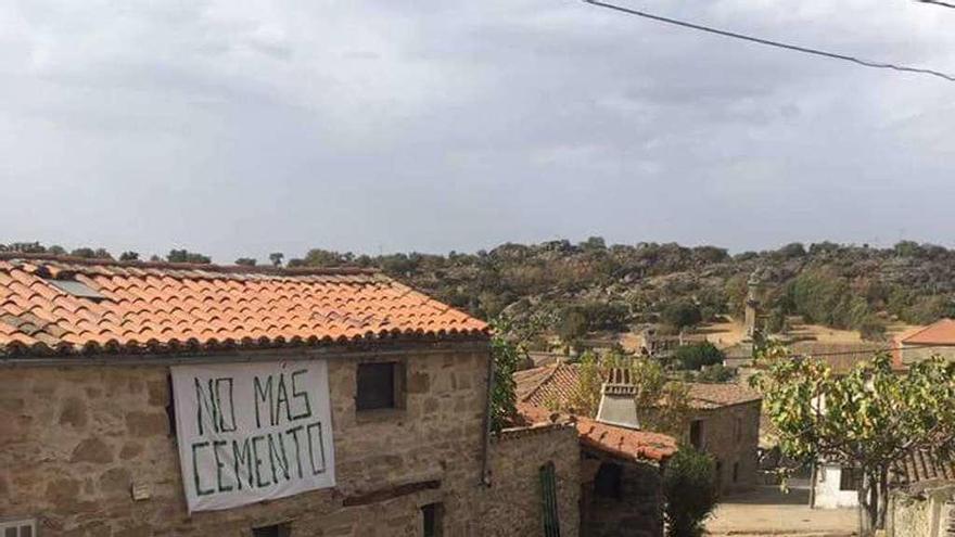 Cartel colocado en la calle Calvario de Fornillos de Fermoselle, levantada para su pavimentación.