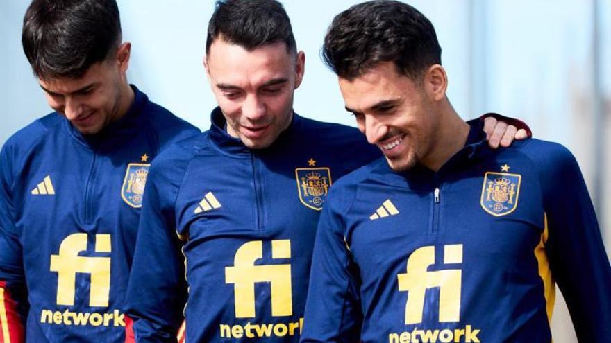 Iago Aspas, ayer con Dani Ceballos y con Pedro Porro.