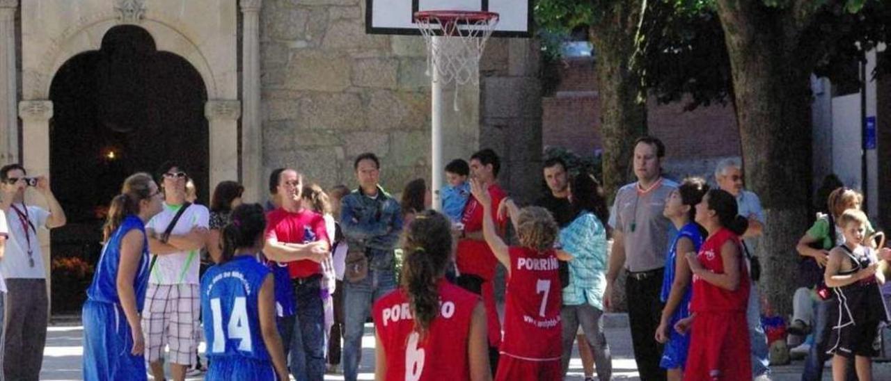 Una jornada de baloncesto en la calle organizado por el Club Baloncesto Porriño . // Faro