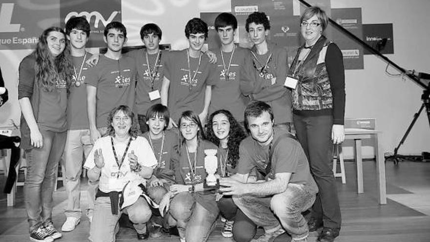 Los alumnos y profesores del IES de Sama, recogiendo el premio en Bilbao.