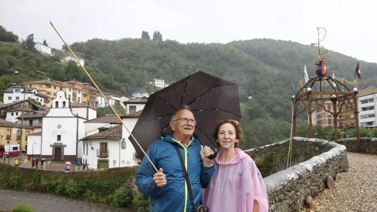 En Cangas solo descargó la lluvia: la crónica del día en que se aplazó la Descarga por una intensa tormenta